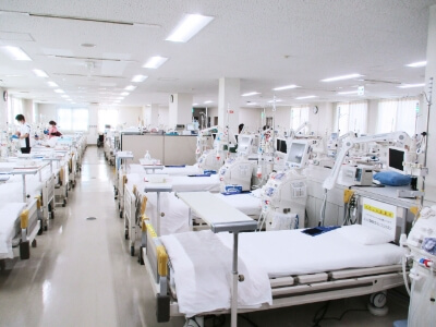 透析室にはたくさんのベッドが並んでいます